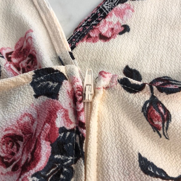 New without tags Francesca’s floral romper - large - Picture 6 of 10